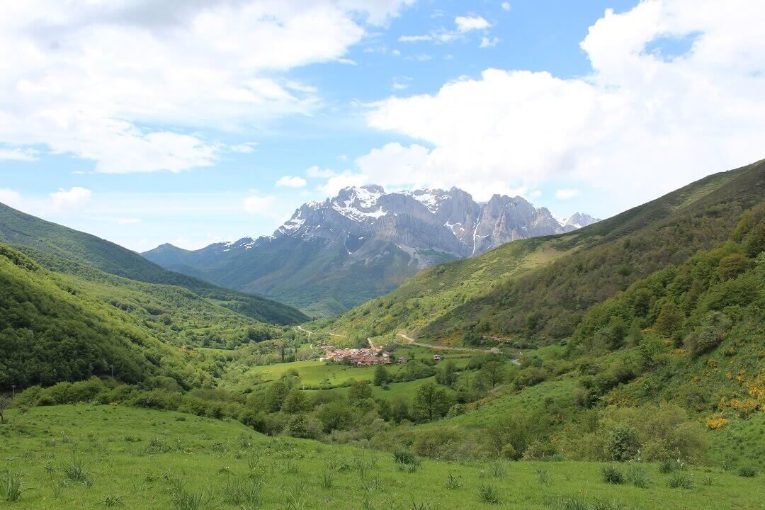 Oviedo by train - I need to live here...