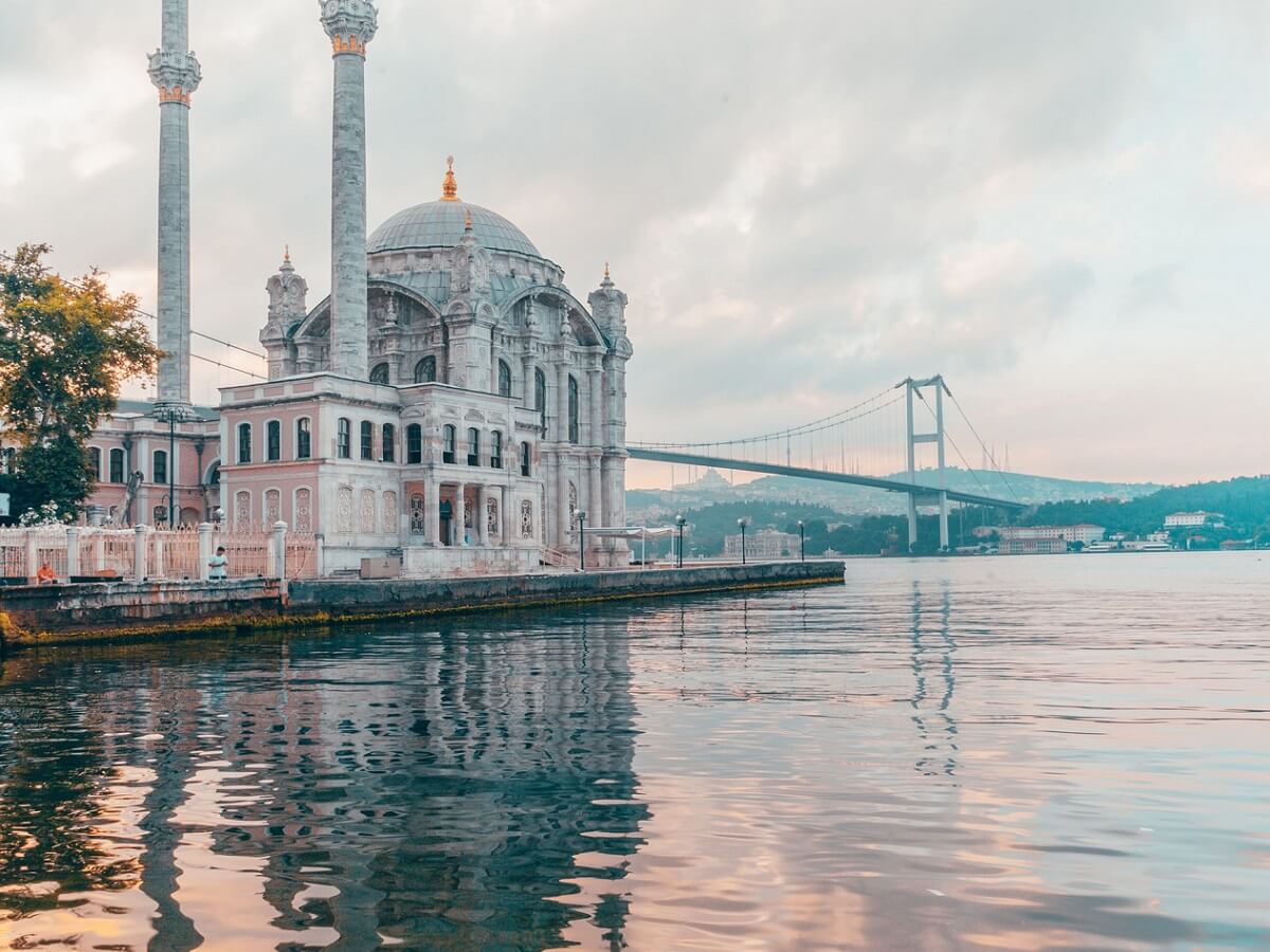 Turkey to Georgia - Crossing the bridge between Europe and Asia - Photo by Meriç Dağlı on Unsplash