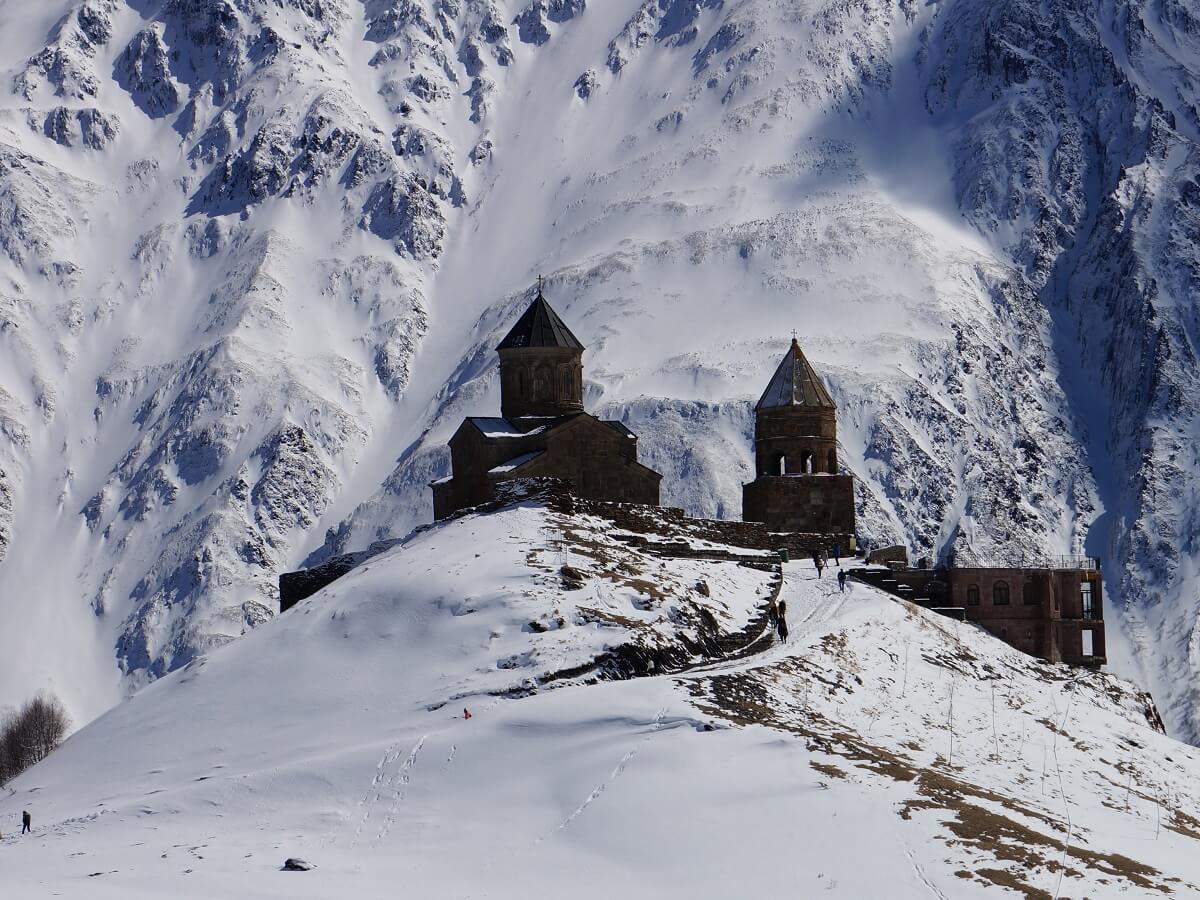 Top 5 things to see in Georgia - The amazing Kazbegi mountains - Photo by Paul van Harten on Unsplash